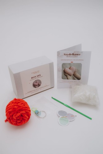 box-diy-szydelkowe-serce-zawartosc (1).jpg